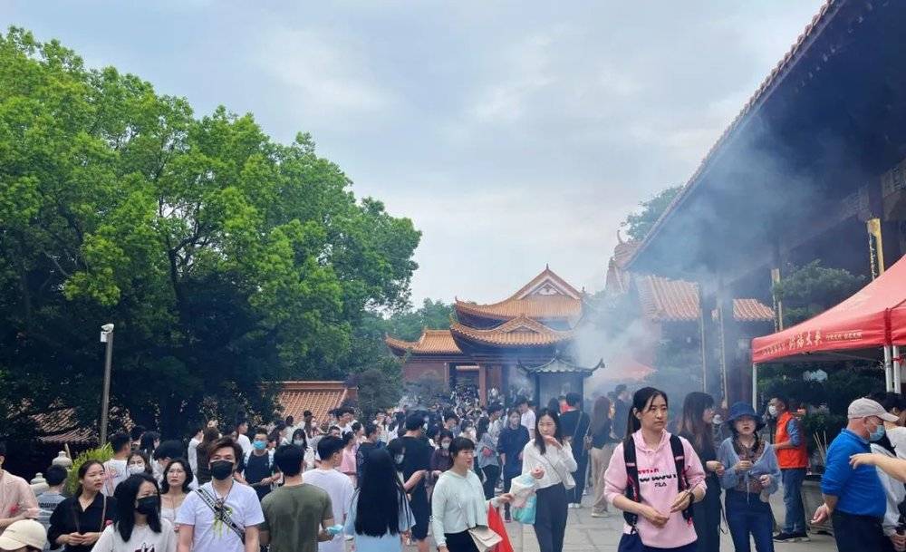 娛樂城：我在寺廟儅義工：喫齋唸彿第二天，我開始想唸豬腳飯